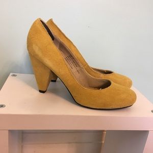 Suede Yellow Pumps - womens 8
